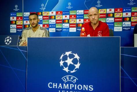 22-10-2018 VOETBAL: TRAINING EN PERSCONFERENTIE AJAX: AMSTERDAM Hakim Ziyech (Ajax) , Erik ten Hag, trainer Ajax Foto: SCS Michel Utrecht xVIxVIxImagesx xSoenarxChamidxsportfotografiexIVx 12532058