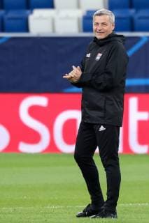 Bruno Genesio Manager Head coach Lyon rubs his hands Joy cheerful Cheerful optimistic Existence Full body Single action Action Action scene Soccer UEFA Champions League Final training Olympique Lyon xozx
