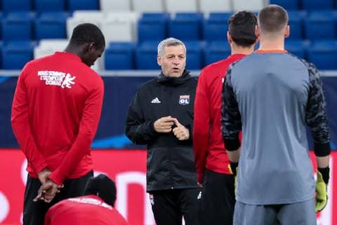 Bruno Genesio coach head coach Lyon talks to his players while training Discussion Conversation gestures gestures with the arms gesticulate gives action Action Football UEFA Champions League final training Olympique Lyon xozx