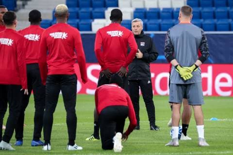 Bruno Genesio coach head coach Lyon talks to his players while training Discussion Conversation gestures gestures with the arms gesticulate gives action Action Football UEFA Champions League final training Olympique Lyon xozx