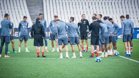 Head Coach Nico Kovac Bayern Munich holds a speech to the players in the circle around him Training AEK Athens vs Bayern Munich Muenchen Football Preliminary Round Champions League 22 10 2018 Athens Athens Greece Copyright: xkolbert-press GiannisxAlexopoulosx