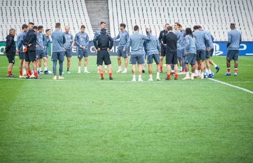 Head Coach Nico Kovac Bayern Munich holds a speech to the players in the circle around him Training AEK Athens vs Bayern Munich Muenchen Football Preliminary Round Champions League 22 10 2018 Athens Athens Greece Copyright: xkolbert-press GiannisxAlexopoulosx