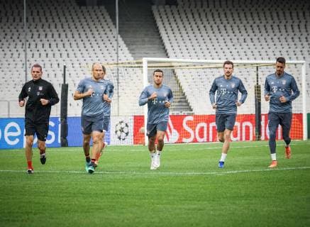 The players are warm Robert Lewandowski 9 Bayern Munich Thiago Alcantara 6 Bayern Munich Leon Goretzka 18 Bayern Munich Sandro Wagner 2 Bayern Muenchen Training AEK Athens vs Bayern Munich Muenchen Football Preliminary Round Champions League 22 10 2018 Athens Athens Greece Copyright: xkolbert-press GiannisxAlexopoulosx