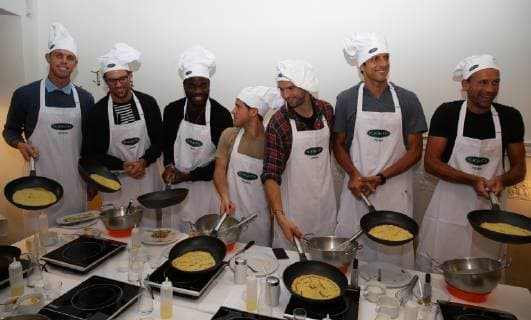 ATP-Turnier in Wien, Tennisprofis bereiten Eierpfannkuchen zu TENNIS - ATP Tennis Herren Erste Bank Open VIENNA,AUSTRIA,22.OCT.18 - TENNIS - ATP World Tour, Erste Bank Open. Image shows Sam Querrey (BEL), Mike Bryan (USA), Frances Tiafoe (USA), Diego Schwartzman (ARG), Grigor Dimitrov (BUL), Marcelo Melo (BRA) and Lukasz Kubot (POL). GEPAxpictures xPhilippxBrem