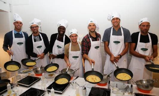 Sport Bilder des Tages ATP-Turnier in Wien, Tennisprofis bereiten Eierpfannkuchen zu TENNIS - ATP Tennis Herren Erste Bank Open VIENNA,AUSTRIA,22.OCT.18 - TENNIS - ATP World Tour, Erste Bank Open. Image shows Sam Querrey (BEL), Mike Bryan (USA), Frances Tiafoe (USA), Diego Schwartzman (ARG), Grigor Dimitrov (BUL), Marcelo Melo (BRA) and Lukasz Kubot (POL). GEPAxpictures xPhilippxBrem