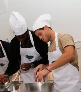 ATP-Turnier in Wien, Tennisprofis bereiten Eierpfannkuchen zu TENNIS - ATP Tennis Herren Erste Bank Open VIENNA,AUSTRIA,22.OCT.18 - TENNIS - ATP World Tour, Erste Bank Open. Image shows Frances Tiafoe (USA) and Grigor Dimitrov (BUL). GEPAxpictures xPhilippxBrem
