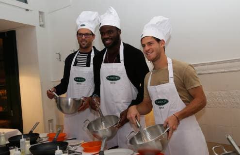 ATP-Turnier in Wien, Tennisprofis bereiten Eierpfannkuchen zu TENNIS - ATP Tennis Herren Erste Bank Open VIENNA,AUSTRIA,22.OCT.18 - TENNIS - ATP World Tour, Erste Bank Open. Image shows Mike Bryan (USA), Frances Tiafoe (USA) and Grigor Dimitrov (BUL). GEPAxpictures xPhilippxBrem