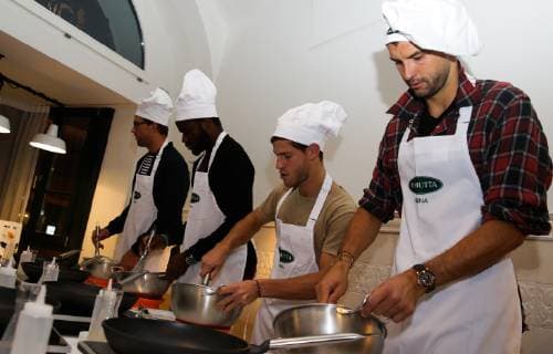 ATP-Turnier in Wien, Tennisprofis bereiten Eierpfannkuchen zu TENNIS - ATP Tennis Herren Erste Bank Open VIENNA,AUSTRIA,22.OCT.18 - TENNIS - ATP World Tour, Erste Bank Open. Image shows Frances Tiafoe (USA), Diego Schwartzman (ARG) and Grigor Dimitrov (BUL). GEPAxpictures xPhilippxBrem