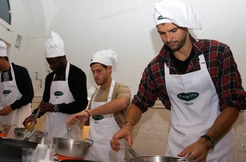 ATP-Turnier in Wien, Tennisprofis bereiten Eierpfannkuchen zu TENNIS - ATP Tennis Herren Erste Bank Open VIENNA,AUSTRIA,22.OCT.18 - TENNIS - ATP World Tour, Erste Bank Open. Image shows Frances Tiafoe (USA), Diego Schwartzman (ARG) and Grigor Dimitrov (BUL). GEPAxpictures xPhilippxBrem
