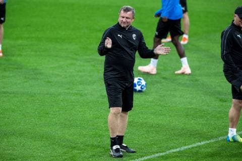 Fußball, CL, Viktoria Pilsen Training Viktoria Plzen s head coach Pavel Vrba leads a training session of the team in Madrid, Spain, 22 October 2018, on the eve of the UEFA Champions League group G soccer match between Real Madrid and Viktoria Plzen at Santiago Bernabeu Stadium. Viktoria Plzen s training session in Madrid !ACHTUNG: NUR REDAKTIONELLE NUTZUNG!  Copyright: xRodrigoxJimenezx GRAF2452 20181022-636758356585097160