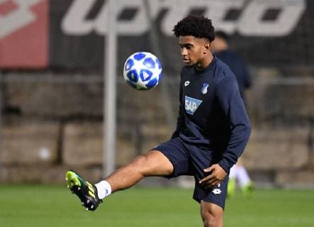 22 10 2018 xmeix Football UEFA Champions League Press Conference Final training TSG 1899 Hoffenheim Olympique Lyon emspor v 1 Reiss Nelson TSG 1899 Hoffheim DFL DFB REGULATIONS PROHIBIT ANY USE OF PHOTOGRAPHS as IMAGE SEQUENCES and or QUASI VIDEO Sinsheim prio:1