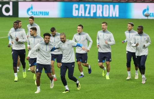 FC Schalke 04 Players attend a training session at the Turk Telekom Arena in Istanbul on October 23, 2018 on the eve of the UEFA Champions League football match between Galatasaray and FC Schalke 04.. 