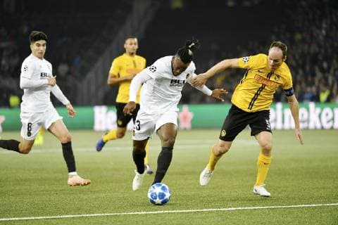 23 10 2018 Bern Switzerland Soccer Mens UEFA Champions League Young Boys Valencia CF Pictured Valencia goalkeeper Michy Batshuayi v Steve of Bergen YB re action duel