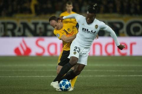 Soccer UCL BSC Young Boys FC Valencia Bern 23 10 2018 Football Uefa Champions League Season 2018 2019 BSC Young Boys FC Valencia Michy Batshuayi Valencia against Steve von Bergen YB
