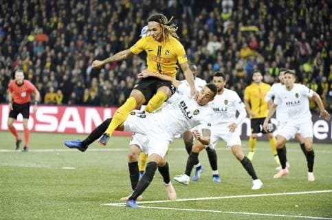 23 10 2018 Bern Switzerland Football Mens UEFA Champions League Young Boys Valencia CF In the picture Kevin Mbabu YB on Rodrigo Valencia Gestik action duel