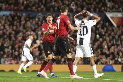 Photo LaPresse - Fabio Ferrari October 23, 2018 Manchester, United Kingdom soccer Manchester United ManU vs Juventus Fc - Uefa Champions League 2018 2019 - "Old Trafford" Stadium - Group H. In the pic:Dybala Paulo Exequiel (Juventus F.C.); deluson  Copyright: xFabioxFerrari LaPressex