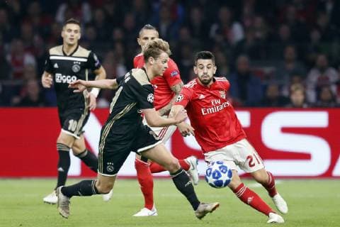 AMSTERDAM, Stadium Johan Cruyff Arena 23-10-20-18, football, season 2018 2019, Football Champions League . Ajax player Frenkie de Jong (L) and Benfica player Pizzi (R) during the game Ajax - Benfica . Ajax - Benfica  x2562316x