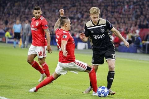 AMSTERDAM, Stadium Johan Cruyff Arena 23-10-20-18, football, season 2018 2019, Football Champions League . Ajax player Frenkie de Jong (R) and Benfica player Ljubomir Fejsa (L) during the game Ajax - Benfica . Ajax - Benfica  x2562414x