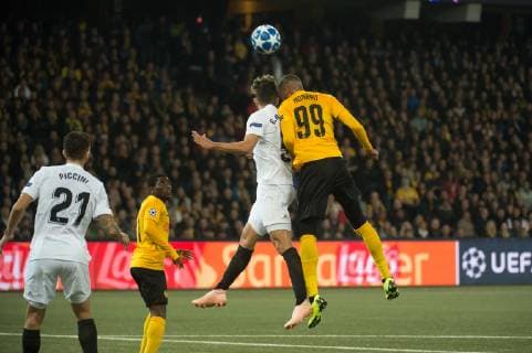 Soccer UCL BSC Young Boys FC Valencia Bern 23 10 2018 Football Uefa Champions League Season 2018 2019 BSC Young Boys Valencia FC Valencia Gabriel against Guillaume Hoarau YB