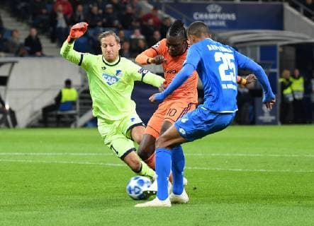 23 10 2018 xmeix Soccer UEFA Champions League TSG 1899 Hoffenheim Olympique Lyon emspor v1 Olympique Lyons Bertrand Traore scores 0-1 for Lyon against Oliver Baumann TSG 1899 Hoffenheim and Kevin Akpoguma TSG 1899 Hoffenheim DFL DFB REGULATIONS PROHIBIT ANY USE OF PHOTOGRAPHS as IMAGE SEQUENCES and or QUASI VIDEO Sinsheim prio:1