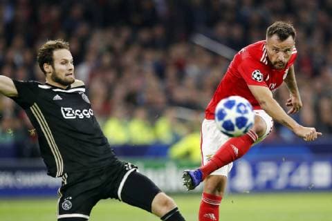 AMSTERDAM, Stadium Johan Cruyff Arena 23-10-20-18, football, season 2018 2019, Football Champions League . Benfica player Haris Seferovic placing the ball during the game Ajax - Benfica . Ajax - Benfica  x2562510x
