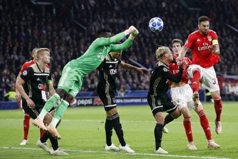 AMSTERDAM, Stadium Johan Cruyff Arena 23-10-20-18, football, season 2018 2019, Football Champions League . Ajax goalkeeper Andre Onana (L) and Benfica player Jardel (R) during the game Ajax - Benfica . Ajax - Benfica  x2562540x