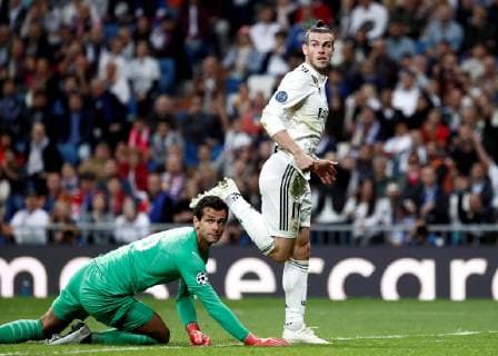 Real Madrid s Gareth Bale (R) vies for the ball with Viktoria Plzen s Ales Hruska during the UEFA Champions League groups phase match between Real Madrid and Viktoria Plzen, at the Santiago Bernabeu stadium, in Madrid, Spain, 23 October 2018. Real Madrid vs. Viktoria Plzen !ACHTUNG: NUR REDAKTIONELLE NUTZUNG!  Copyright: xMariscalx CDM22 20181023-636759300419461613