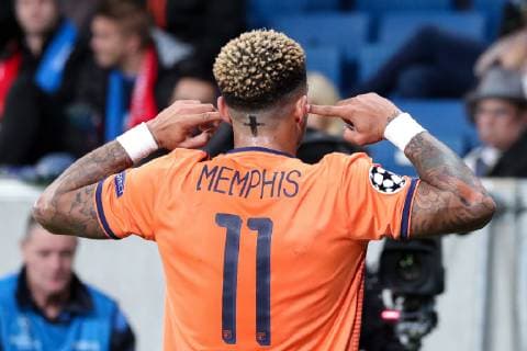 Goalkeeper Memphis Depay Lyon 11 Keeping Their Ears Cheered on Goal for the 2 3 Cheers Torjubel Goalkeeping celebrate the goal goal celebration Cheering for the goal optimistic Match scene Highlight Action Action Football UEFA Champions League TSG 1899 Hoffenheim Olympique Lyon xozx