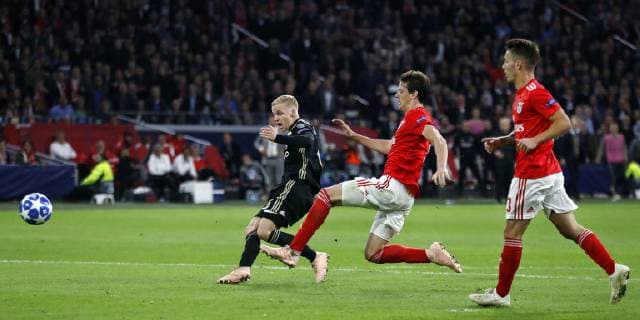 AMSTERDAM, Stadium Johan Cruyff Arena 23-10-20-18, football, season 2018 2019, Football Champions League . Ajax player Donny van de Beek (L) placing the ball during the game Ajax - Benfica . Ajax - Benfica  x2562827x