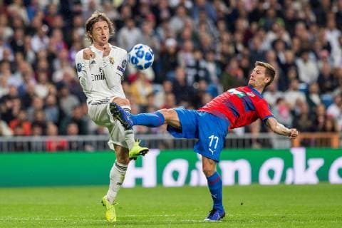 Real Madrid s Luka Modric (L) vies for the ball with Viktoria Plzen s Milan Petrzela during the UEFA Champions League groups phase match between Real Madrid and Viktoria Plzen, at the Santiago Bernabeu stadium, in Madrid, Spain, 23 October 2018. Real Madrid vs. Viktoria Plzen !ACHTUNG: NUR REDAKTIONELLE NUTZUNG!  Copyright: xRodrigoxJimenezx CDM33 20181023-636759320912060755