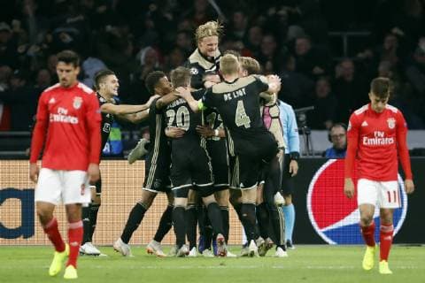 (l-r) Gabriel of SL Benfica, Dusan Tadic of Ajax, Lasse Schone of Ajax, Kasper Dolberg of Ajax, Hakim Ziyech of Ajax, Noussair Mazraoui of Ajax, Matthijs de Ligt of Ajax, Frenkie de Jong of Ajax during the UEFA Champions League group E match between Ajax Amsterdam and SL Benfica at the Johan Cruijff Arena on October 23, 2018 in Amsterdam, The Netherlands UEFA Champions League 2018 2019 xVIxVIxImagesx xMauricexvanxSteenxIVx 12541624