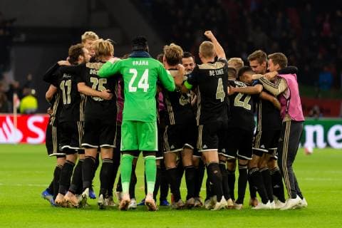 Amsterdam Netherlands 23 10 2018 UEFA Champions League 2018 19 Season Preliminary Round Group Stage Group E 3 Gameday Ajax Amsterdam Benfica Lisbon the players of amsterdam cheer for the 1 0 win DeFodi001