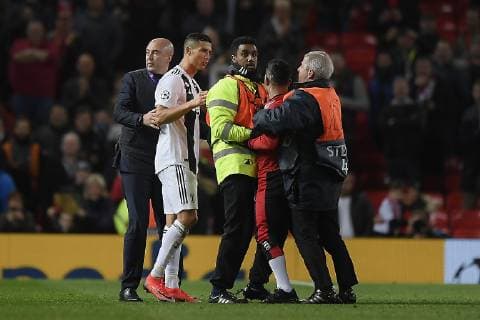 Fußball, CL, Cristiano Ronaldo macht Selfie mit Flitzer Photo LaPresse - Fabio Ferrari October 23, 2018 Manchester, United Kingdom soccer Manchester United ManU vs Juventus Fc - Uefa Champions League 2018 2019 - "Old Trafford" Stadium - Group H. In the pic:Cristiano Ronaldo (Juventus F.C.);  Copyright: xFabioxFerrari LaPressex