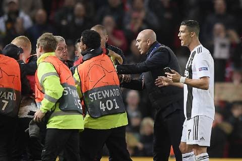 Fußball, CL, Cristiano Ronaldo macht Selfie mit Flitzer Photo LaPresse - Fabio Ferrari October 23, 2018 Manchester, United Kingdom soccer Manchester United ManU vs Juventus Fc - Uefa Champions League 2018 2019 - "Old Trafford" Stadium - Group H. In the pic:Cristiano Ronaldo (Juventus F.C.);  Copyright: xFabioxFerrari LaPressex