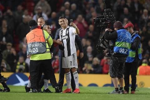Sport Themen der Woche KW43 Sport Bilder des Tages Fußball, CL, Cristiano Ronaldo macht Selfie mit Flitzer Photo LaPresse - Fabio Ferrari October 23, 2018 Manchester, United Kingdom soccer Manchester United ManU vs Juventus Fc - Uefa Champions League 2018 2019 - "Old Trafford" Stadium - Group H. In the pic:Cristiano Ronaldo (Juventus F.C.);  Copyright: xFabioxFerrari LaPressex