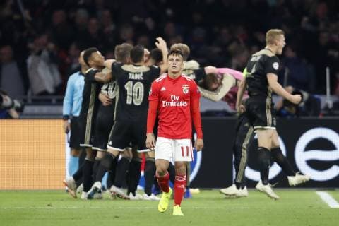(L-R) David Neres of Ajax, Lasse Schone of Ajax, Dusan Tadic of Ajax, Frenkie de Jong of Ajax, Franco Cervi of SL Benfica, Matthijs de Ligt of Ajax during the UEFA Champions League group E match between Ajax Amsterdam and SL Benfica at the Johan Cruijff Arena on October 23, 2018 in Amsterdam, The Netherlands UEFA Champions League 2018 2019 xVIxVIxImagesx xMauricexvanxSteenxIVx 12542582