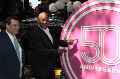 US former boxer George Foreman (R) poses with President of the World Boxing Council (WBO) Mauricio Sulaiman (L) during a press conference PK Pressekonferenz in Mexico City, Mexico, 23 October 2018. Foreman visited Mexico City to celebrate the 50th anniversary of the Olympic Games Olympische Spiele Olympia OS Mexico 1968. 50th anniversary of the Mexico 1968 Olympic Games !ACHTUNG: NUR REDAKTIONELLE NUTZUNG!  Copyright: xMarioxGuzmanx MCT03 20181024-636759413574412108