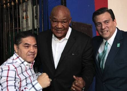 US former boxer George Foreman (C) poses with President of the World Boxing Council (WBO) Mauricio Sulaiman (R) and former Mexican boxer Humberto Gonzalez La Chiquita (L)during a press conference PK Pressekonferenz in Mexico City, Mexico, 23 October 2018. Foreman visited Mexico City to celebrate the 50th anniversary of the Olympic Games Olympische Spiele Olympia OS Mexico 1968. 50th anniversary of the Mexico 1968 Olympic Games !ACHTUNG: NUR REDAKTIONELLE NUTZUNG!  Copyright: xMarioxGuzmanx MCT04 20181024-636759414216116465