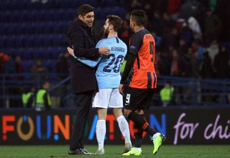 Fußball, CL, Schachtar Donezk - Manchester City Head coach of FC Shakhtar Donetsk Paulo Fonseca (L) embraces midfielder Bernardo Silva of Manchester City FC after the UEFA Champions League Group F Matchday 3 game at the Metalist Stadium Regional Sports Complex, Kharkiv, northeastern Ukraine, October 23, 2018. Ukrinform. UCL: Shakhtar 0-3 Manchester City in Kharkiv  Copyright: xDanilxShamkinx