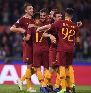 Fußball, CL, AS Rom - ZSKA Moskau (181024) -- ROME, Oct. 24, 2018 -- As Roma s Edin Dzeko (1st L) celebrates his goal with teammates during a group G match of UEFA Champions League between Roma and CSKA Moskva, in Rome, Italy, Oct. 23, 2018. Roma won 3-0. ) (SP)ITALY-ROME-SOCCER-UEFA CHAMPIONS LEAGUE AlbertoxLingria 