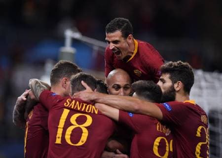 Fußball, CL, AS Rom - ZSKA Moskau (181024) -- ROME, Oct. 24, 2018 -- As Roma s players celebrate during a group G match of UEFA Champions League between Roma and CSKA Moskva, in Rome, Italy, Oct. 23, 2018. Roma won 3-0. ) (SP)ITALY-ROME-SOCCER-UEFA CHAMPIONS LEAGUE AlbertoxLingria 