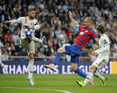 Partido de la Champions League disputado entre Real Madrid y Viktoria Pilsen. En la imagen, Sergio Ramos y Krmencik. Champions League match played between Real Madrid and Viktoria Pilsen. In this picture, Sergio Ramos and Krmencik. 