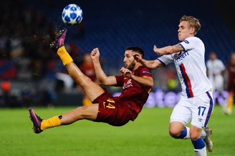 Sport Bilder des Tages Fußball, CL, AS Rom - ZSKA Moskau IPP20181023 Football - soccer: UEFA Champions League 2018 2019, AS Rom - ZSKA Moskau, Kostas Manolas libera in rovesciata. (Verwendung nur in Deutschland - GERMANY ONLY) *** IPP20181023 Football soccer UEFA Champions League 2018 2019 AS Roma CSKA Moscow Kostas Manolas libera in rovesciata Use only in Germany GERMANY ONLY 