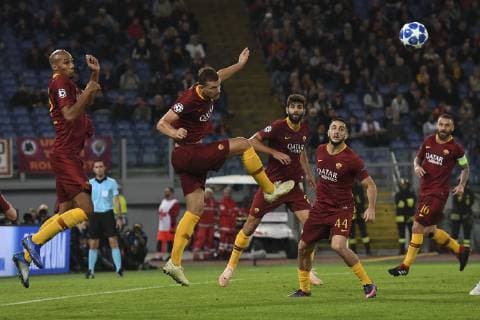 Sport Bilder des Tages Fußball, CL, AS Rom - ZSKA Moskau IPP20181023 Football - soccer: UEFA Champions League 2018 2019, AS Rom - ZSKA Moskau, da sinistra Steven Nzonzi Edin Dzeko Federico Fazio Kostas Manolas e sullo sfondo Daniele De Rossi (Verwendung nur in Deutschland - GERMANY ONLY) *** IPP20181023 Soccer football UEFA Champions League 2018 2019 AS Roma CSKA Moscow da sinistra Steven Nzonzi Edin Dzeko Federico Fazio Kostas Manolas e sullo sfondo Daniele De Rossi Use only in Germany GERMANY ONLY 