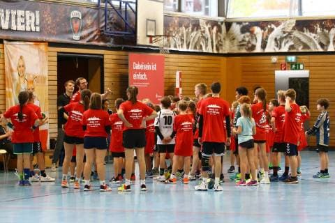 Handball Men 1 Bundesliga Season 2018 19 Holiday Camp of the foxes Berlin Youth Coach of the foxes give instructions to the children 23 10 18 Copyright: xMichaelxHundtx xMatthiasxKochx