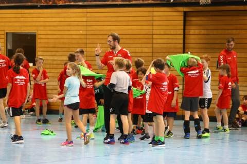 Handball Men 1 Bundesliga Season 2018 19 Holiday Camp of the foxes Berlin Youth Coach of the foxes give instructions to the children 23 10 18 Copyright: xMichaelxHundtx xMatthiasxKochx