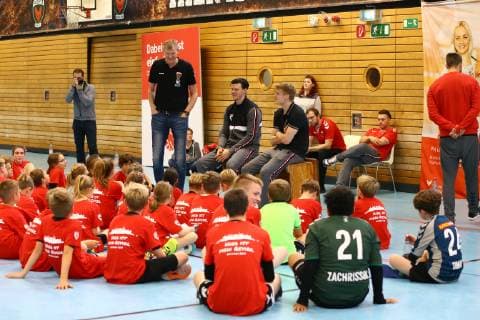 Handball Men 1 Bundesliga Season 2018 19 Holiday Camp of the Füchse Berlin Questionnaire with Sport Coordinator Volker Zerbe Foxes Berlin Simon Ernst Nr 2 Füchse Berlin and Christoph Reißky Nr 43 Füchse Berlin 23 10 18 Copyright: xMichaelxHundtx xMatthiasxKochx