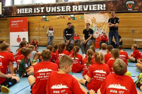 Handball Men 1 Bundesliga Season 2018 19 Holiday Camp of the Füchse Berlin Questionnaire with Simon Ernst Nr 2 Füchse Berlin Christoph Reißky Nr 43 Füchse Berlin and Sport Coordinator Volker Zerbe Füchse Berlin 23 10 18 Copyright: xMichaelxHundtx xMatthiasxKochx