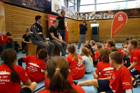 Handball Men 1 Bundesliga Season 2018 19 Holiday Camp of the Füchse Berlin Questionnaire with Simon Ernst Nr 2 Füchse Berlin Christoph Reißky Nr 43 Füchse Berlin and Sport Coordinator Volker Zerbe Füchse Berlin 23 10 18 Copyright: xMichaelxHundtx xMatthiasxKochx