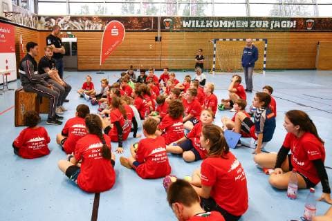 Handball Men 1 Bundesliga Season 2018 19 Holiday Camp of the Füchse Berlin Questionnaire with Simon Ernst Nr 2 Füchse Berlin Christoph Reißky Nr 43 Füchse Berlin and Sport Coordinator Volker Zerbe Füchse Berlin 23 10 18 Copyright: xMichaelxHundtx xMatthiasxKochx